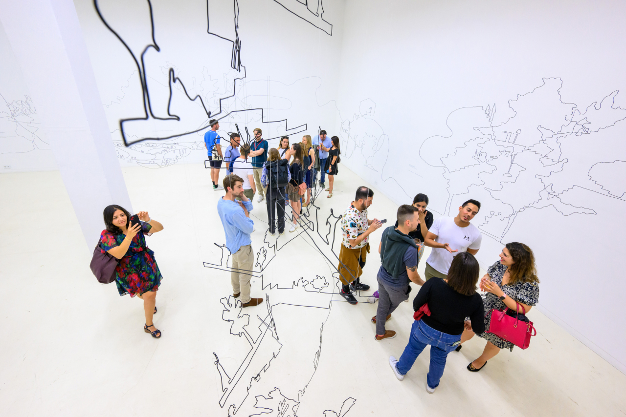 © ZEIT STIFTUNG BUCERIUS / David Ausserhofer | A group of people looking at a work of art together